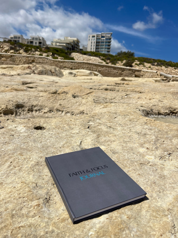 FAITH & FOCUS Journal auf Felsen in der Sonne